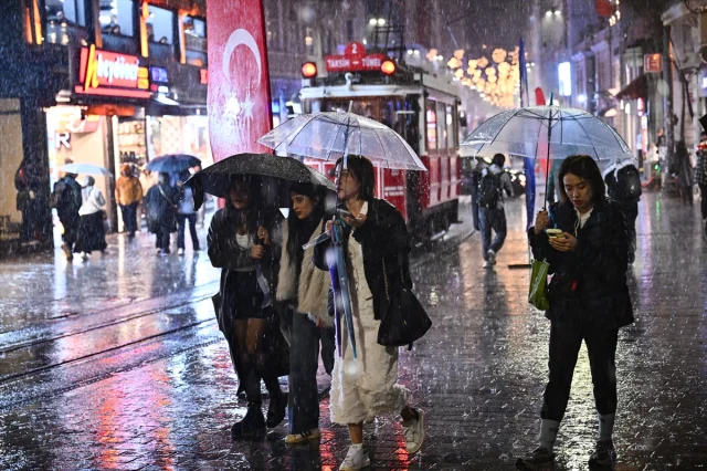 İstanbul'u Vuran Sağanak Yağış Sürücüleri Zorladı!