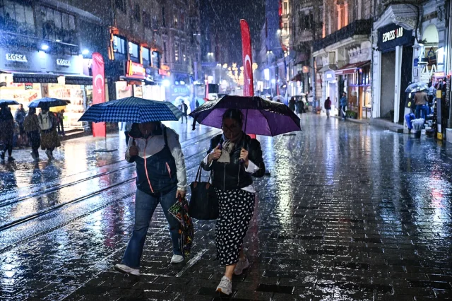 İstanbul'u Vuran Sağanak Yağış Sürücüleri Zorladı!