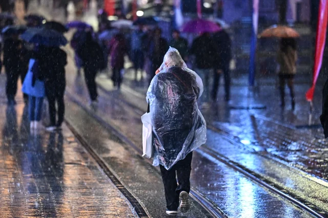 İstanbul'u Vuran Sağanak Yağış Sürücüleri Zorladı!