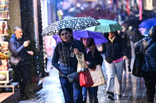 İstanbul'u Vuran Sağanak Yağış Sürücüleri Zorladı!