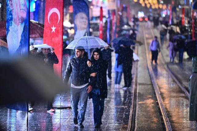 İstanbul'u Vuran Sağanak Yağış Sürücüleri Zorladı!