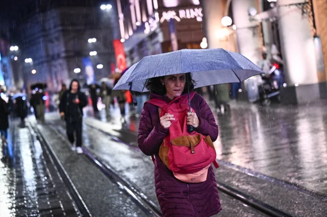 İstanbul'u Vuran Sağanak Yağış Sürücüleri Zorladı!