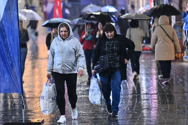 İstanbul'u Vuran Sağanak Yağış Sürücüleri Zorladı!