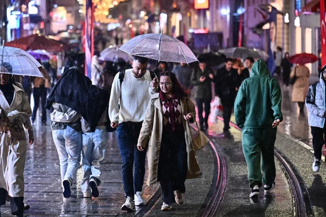 İstanbul'u Vuran Sağanak Yağış Sürücüleri Zorladı!
