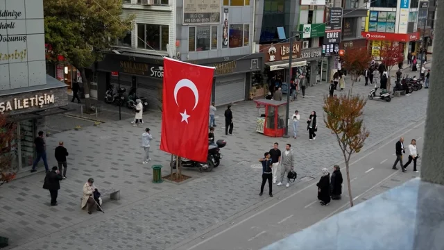 Düzce'deki sosyal deneyin sonucu: Vatandaşlarımızın bayrak sevgisi göz doldurdu