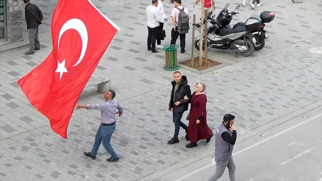 Düzce'deki sosyal deneyin sonucu: Vatandaşlarımızın bayrak sevgisi göz doldurdu
