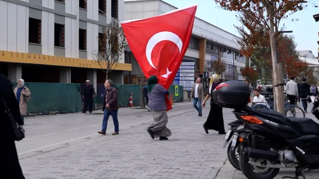 Düzce'deki sosyal deneyin sonucu: Vatandaşlarımızın bayrak sevgisi göz doldurdu