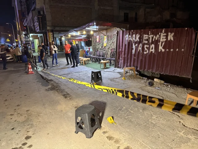 Adana'da Çay Ocağında Silahlı Dehşet: Şüphelilerden Biri Yak...