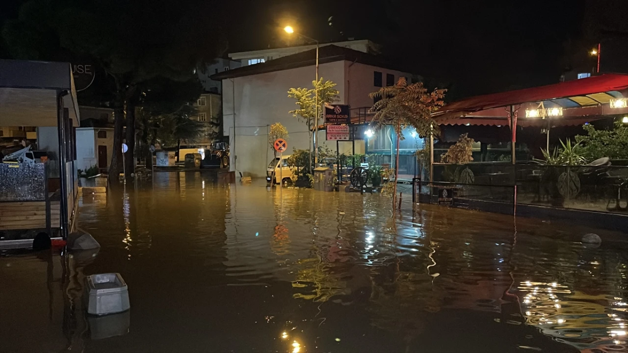 Edremit Körfezi'nde Yağış Hayatı Felç Etti