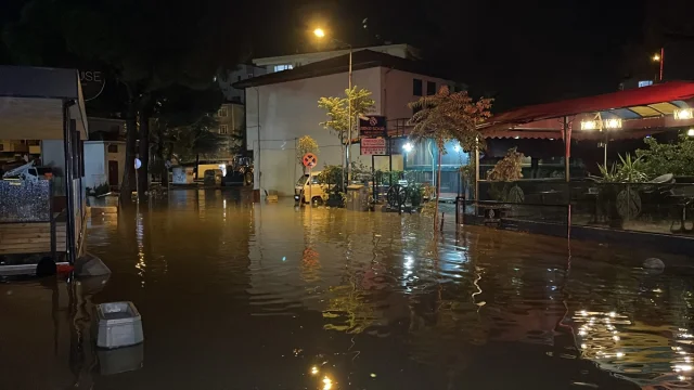 Edremit Körfezi'nde Yağış Hayatı Felç Etti