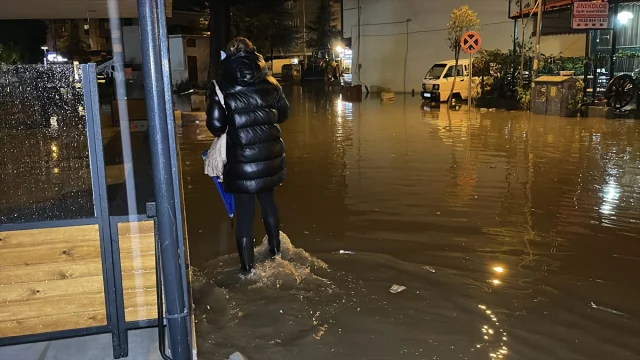 Edremit Körfezi'nde Yağış Hayatı Felç Etti