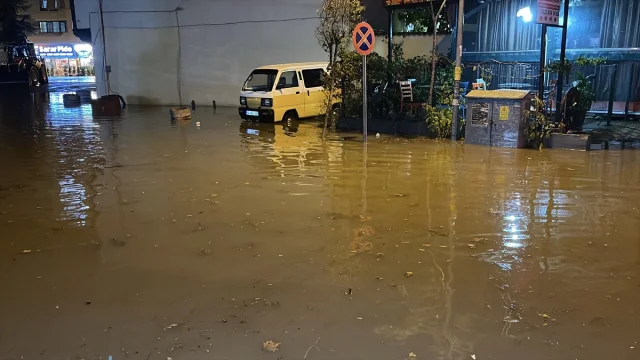 Edremit Körfezi'nde Yağış Hayatı Felç Etti