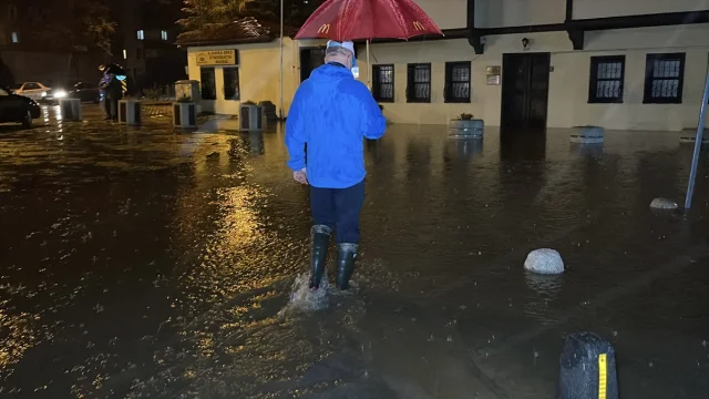 Edremit Körfezi'nde Yağış Hayatı Felç Etti