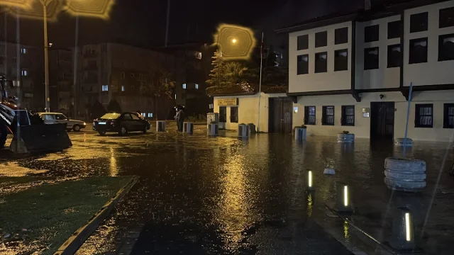 Edremit Körfezi'nde Yağış Hayatı Felç Etti