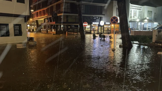 Edremit Körfezi'nde Yağış Hayatı Felç Etti