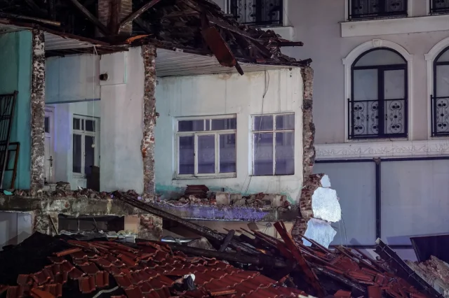 Balıkesir'de Deprem Sonrası Acil Durum: İçişleri Bakanı Yerlikaya Sındırgı'da İncelemelerde Bulundu