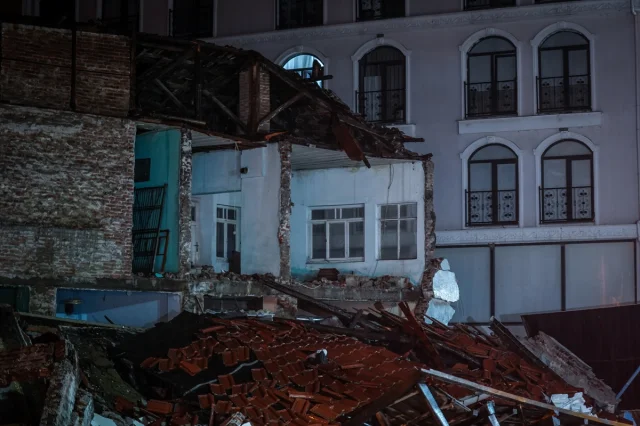 Balıkesir'de Deprem Sonrası Acil Durum: İçişleri Bakanı Yerlikaya Sındırgı'da İncelemelerde Bulundu