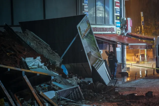 Balıkesir'de Deprem Sonrası Acil Durum: İçişleri Bakanı Yerlikaya Sındırgı'da İncelemelerde Bulundu