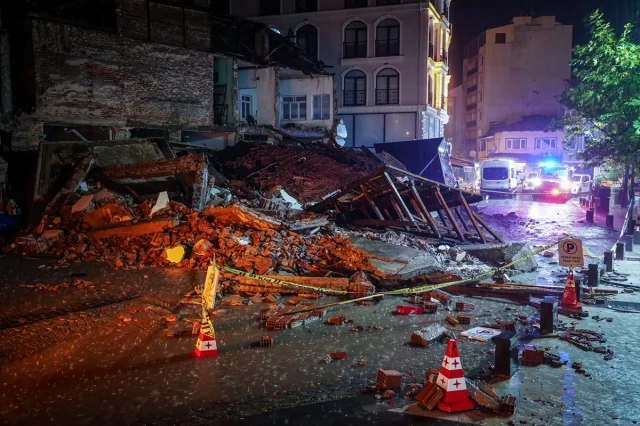 Balıkesir'de Deprem Sonrası Acil Durum: İçişleri Bakanı Yerlikaya Sındırgı'da İncelemelerde Bulundu