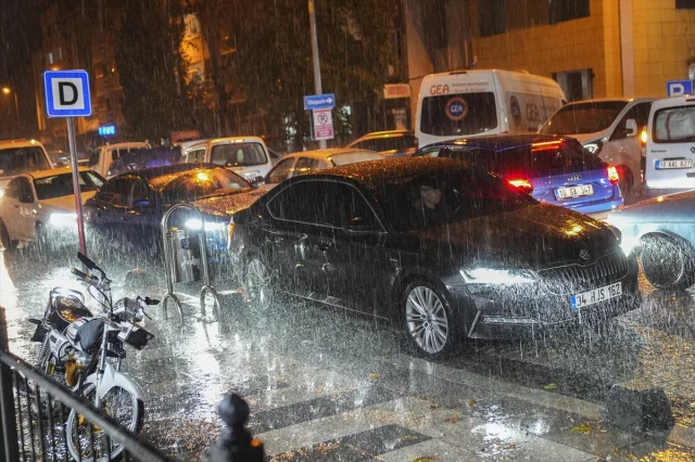 Balıkesir'de Deprem ve Sağanak Yağış Hayatı Zorlaştırıyor