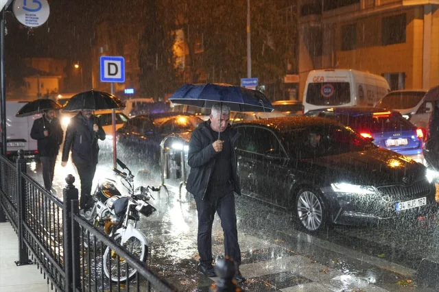 Balıkesir'de Deprem ve Sağanak Yağış Hayatı Zorlaştırıyor