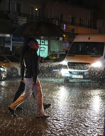 Balıkesir'de Deprem ve Sağanak Yağış Hayatı Zorlaştırıyor