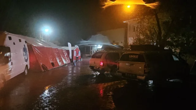 Balıkesir'de Deprem Sonrası Acil Durum: İçişleri Bakanı Yerlikaya Sındırgı'da İncelemelerde Bulundu