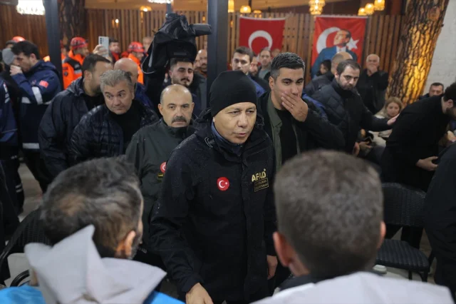 Balıkesir'de Deprem Sonrası Acil Durum: İçişleri Bakanı Yerlikaya Sındırgı'da İncelemelerde Bulundu