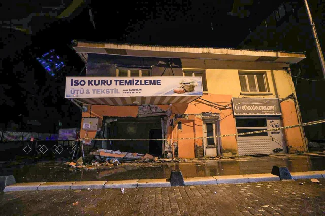 Balıkesir'de Deprem Sonrası Acil Durum: İçişleri Bakanı Yerlikaya Sındırgı'da İncelemelerde Bulundu
