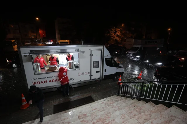 Balıkesir'de Deprem Sonrası Acil Durum: İçişleri Bakanı Yerlikaya Sındırgı'da İncelemelerde Bulundu