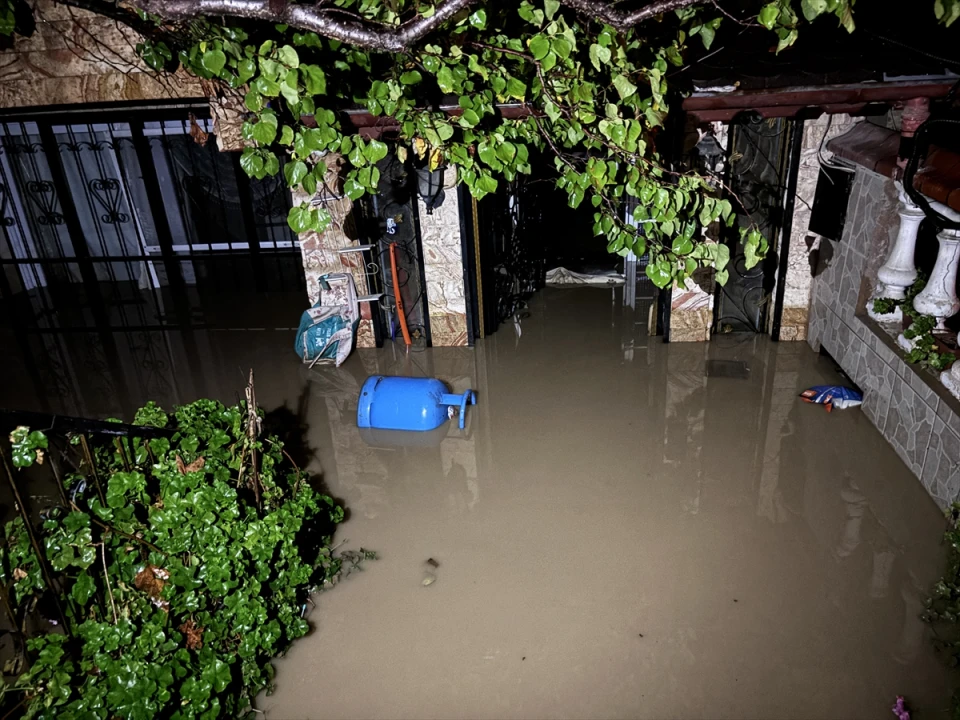 İzmir Bergama'da Sağanak Alarmı: Hayatı Olumsuz Etkiliyor
