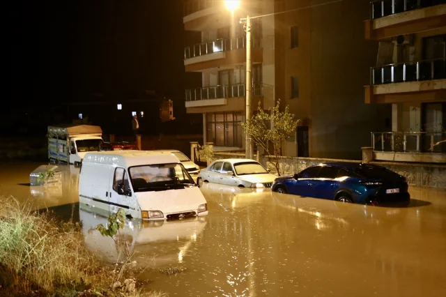 İzmir Bergama'da Sağanak Alarmı: Hayatı Olumsuz Etkiliyor