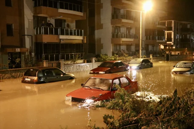 İzmir Bergama'da Sağanak Alarmı: Hayatı Olumsuz Etkiliyor