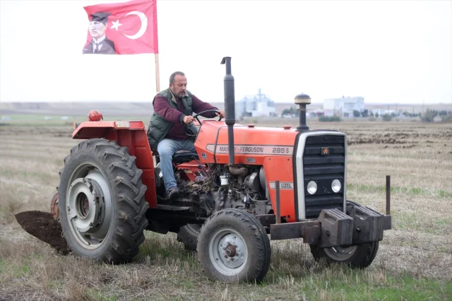 Kırklarelili Çiftçinin Tarlasında Büyüleyen Cumhuriyet Mesajı