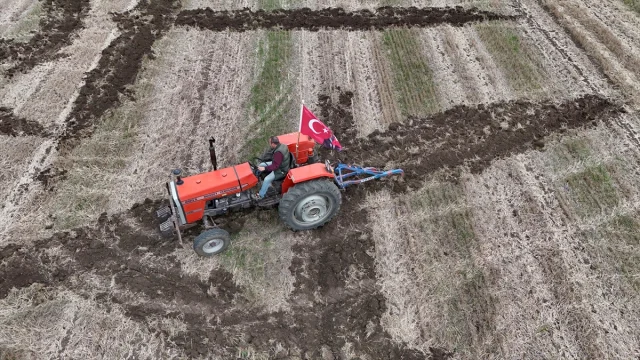 Kırklarelili Çiftçinin Tarlasında Büyüleyen Cumhuriyet Mesajı