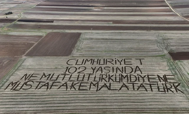 Kırklarelili Çiftçinin Tarlasında Büyüleyen Cumhuriyet Mesajı