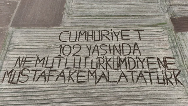 Kırklarelili Çiftçinin Tarlasında Büyüleyen Cumhuriyet Mesajı