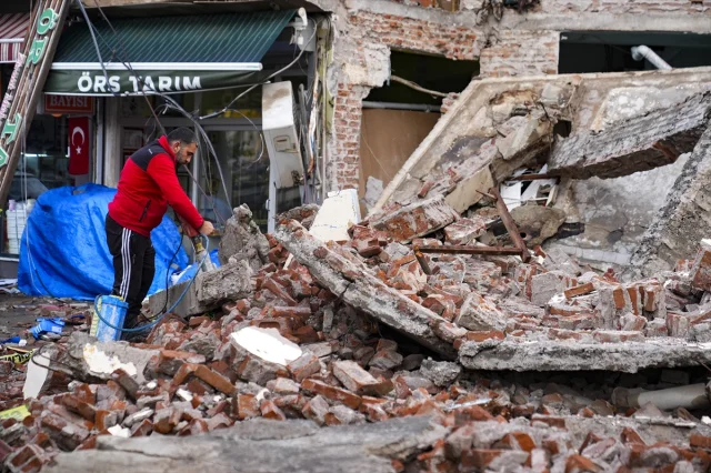 Balıkesir'de Deprem Alarmı: Sındırgı'da Enkaz Kaldırma Çalışmaları Başladı