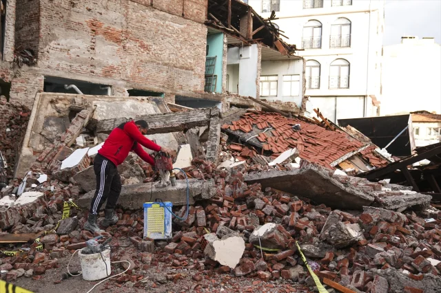 Balıkesir'de Deprem Alarmı: Sındırgı'da Enkaz Kaldırma Çalışmaları Başladı