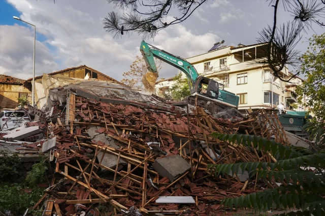 Balıkesir'de Deprem Alarmı: Sındırgı'da Enkaz Kaldırma Çalışmaları Başladı