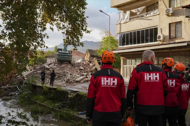 Balıkesir'de Deprem Alarmı: Sındırgı'da Enkaz Kaldırma Çalışmaları Başladı