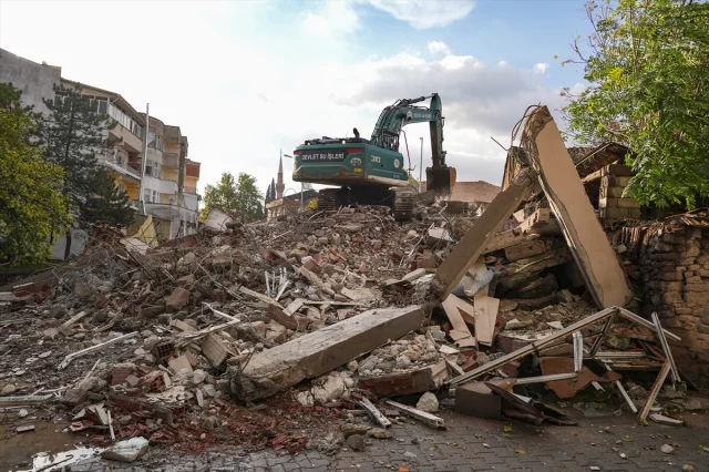 Balıkesir'de Deprem Alarmı: Sındırgı'da Enkaz Kaldırma Çalışmaları Başladı