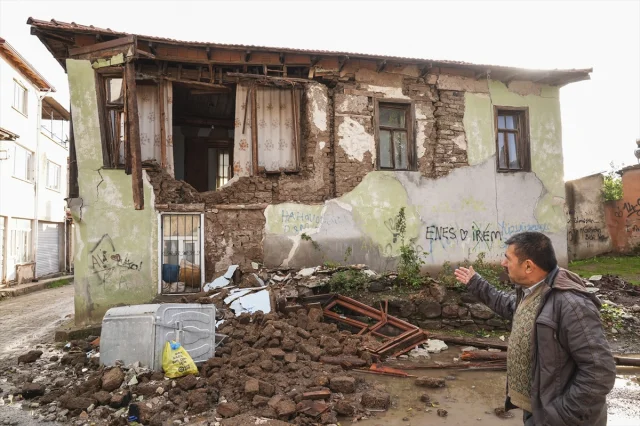 Balıkesir'de Deprem Alarmı: Sındırgı'da Enkaz Kaldırma Çalışmaları Başladı