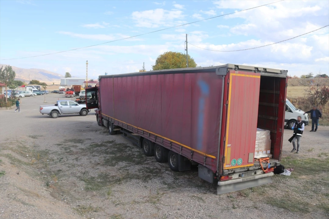 Sivas'ta Şaşırtan Operasyon: Taşınan Tıbbi Malzemeler Arasında 8 Kaçak Göçmen Bulundu