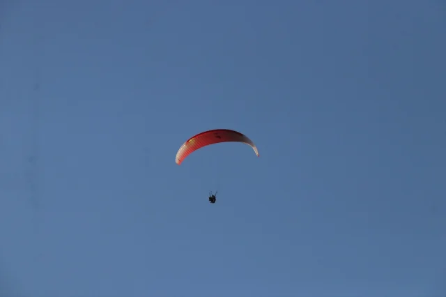 Kayseri'de Efe Kıyafetleriyle Gökyüzünde Türk Bayrağı Dalgal...