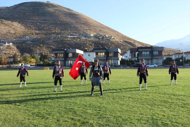 Kayseri'de Efe Kıyafetleriyle Gökyüzünde Türk Bayrağı Dalgalandırdılar