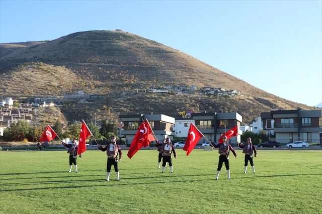 Kayseri'de Efe Kıyafetleriyle Gökyüzünde Türk Bayrağı Dalgalandırdılar