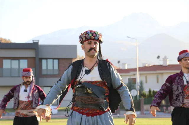 Kayseri'de Efe Kıyafetleriyle Gökyüzünde Türk Bayrağı Dalgalandırdılar