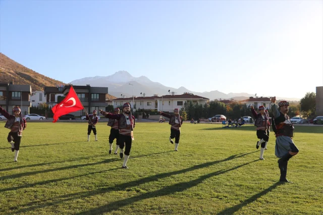 Kayseri'de Efe Kıyafetleriyle Gökyüzünde Türk Bayrağı Dalgalandırdılar