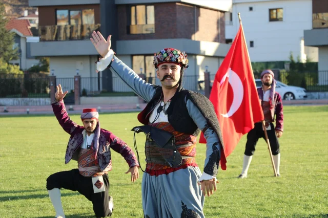 Kayseri'de Efe Kıyafetleriyle Gökyüzünde Türk Bayrağı Dalgalandırdılar